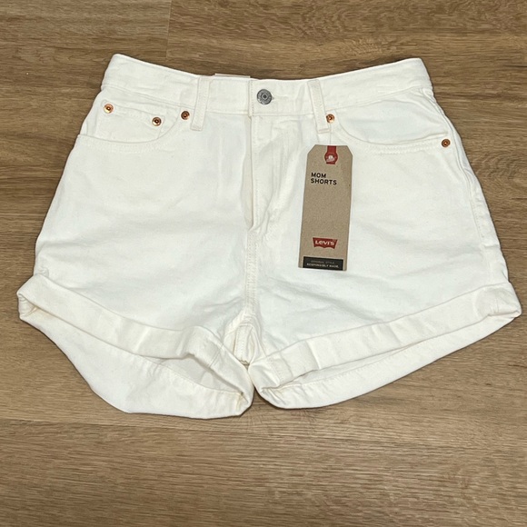 Levi's Pants - NWT Levi’s High Rise Mom Short